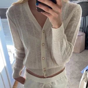 Stickad kofta - Jättefin stickad kofta💗 endast använd 2 ggr💕 Köparen står för frakt!💗