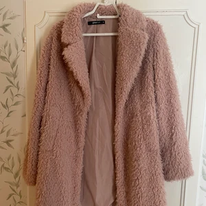 Kappa från Gina Tricot - Rosa kappa från Gina Tricot, går till strax ovanför knäna. Endast använd ett fåtal gånger. Storlek 36.💓