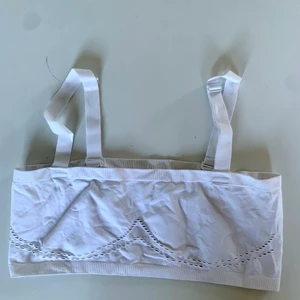 Topp  - Vit fin Bralette/topp från weekday. Så skön och funkar både som BH och topp. Knappt använd 