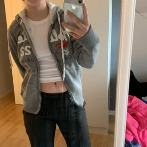 Grå zip hoodie - Grå zip hoodie från hollister. Köparen står för frakt.