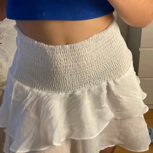 Volang kjol - Säljer denna sjukt snygga och populära volang kjol perfekt till sommaren eftersom jag råkade beställa två lika dana. Perfekt passform och inte alls genomskinlig, storlek xs men skulle helt klart passa S också. Strechigt och bra material som är ganska tunt och luftig. Hör gärna av er om ni har frågor så svarar jag så fort jag kan💞