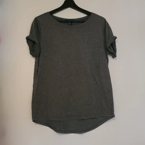 Forever21 t-shirt - Forever21 t-shirt. Grå.
