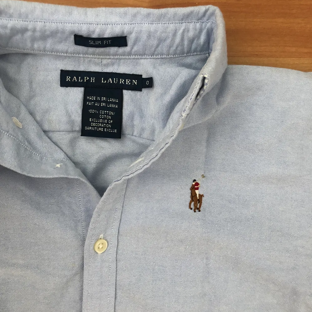 Säljer den här fina Ralph Lauren skjortan som är i nyskick. Den är ljusblå och är i storlek 0 (slim fit) vilket motsvarar XS. . Skjortor.