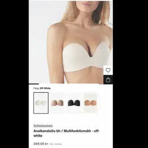 Axelbandslös bh, vadderade kupor, knäppning i ryggen. Köpt på Zalando, finns på deras sida och färgen är off-white (men den är mer sann i färgen på bilden jag tagit). Storlek 85B, aldrig använd endast testad! 140kr