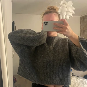 Grå stickad tröja från Gina Tricot - Hej, säljer nu denna oanvända gråa stickade tröjan från Gina Tricot i stolek M. I nyskick. Säljer pga kommer aldrig till användning🫶🏽🫶🏽 Köparen står för frakten på 66kr