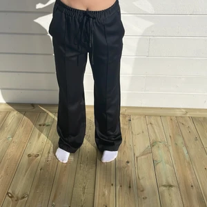 zara byxor - as snygga zara byxor som tyvärr är föratora på mig, slutsålda på hemsidan, köparen står för frakten 