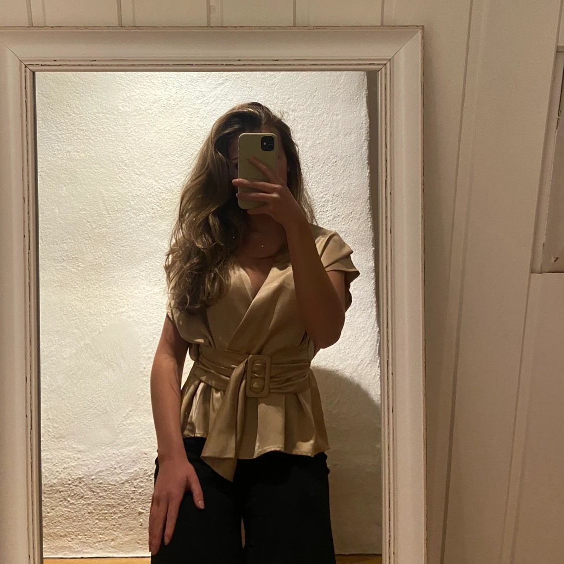 Mörkbeige topp med markerad midja - 90