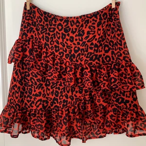 Röd leopardmönstrad kjol  - Supersnygg kjol från Bikbok, köpt för några år sedan men inte använd så mycket då den är liten för mig. Är i jättebra skick. Hör av er vid intresse. Frakt ingår. 