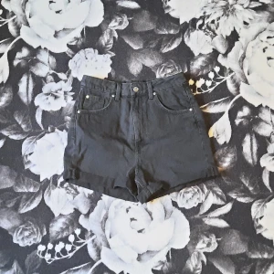 Svarta jeansshorts - Säljer eftersom jag har vuxit ur dom. Finns 2 st. Köptes för ca 200kr/st. Säljer för 125kr/st. Har endast använts ett fåtal ggr. Färgen är mer som på bild 3. Alla fickor är öppna och dom sitter bra på kroppen. Dom är stretchiga och sitter bra i midjan även om du har smal midja. Frakten är inte gratis utan förhandlas fram. Kolla villkoren i min bio först. Vid frågor hör av dig!🌸🌸🌸