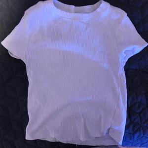 Vit tröja xs  - Vanlig vit t-shirt har inte kommit till användning den kan både vara till sommaren eller kanske under en juicy tjock tröja eller vilken som helst 