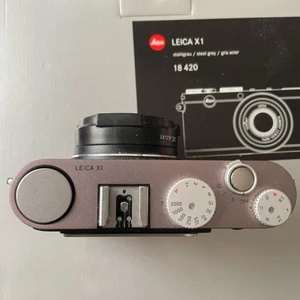 Leica X1 - En leica x1 i gott skick, färgerna på knapparna är lite slitet men allt funkar som de ska. Riktigt bra bilder tar den, bra till festen! Glas skydd på både skärm och front linsen