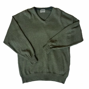 Grön stickad tröja - En superfin grön sweatshirt. Jag brukar ha xs och den sitter något för overzised på mig, skulle nog passa på s-xl beroende på hur man vill ha passformen, men det står att det är en XL. Skicka gärna om du har frågor!❤️