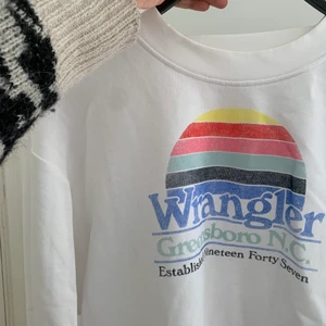 Snygg collegetröja! - Snygg collegetröja ifrån wrangler! I nyskick köpt för 600kr 