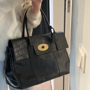 Mulberry väska - Säljer denna Mulberry Bayswater väskan i krokodil skinn. Köpt för ett par år sedan men knappt använd så i nyskick utan defekter. Nypris på denna är lite över 20 000, äkthetsbevis samt kvitto finns💕