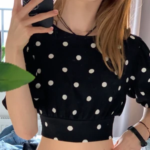 B L U S - Prickig blus från H&M, bra skick <3 öppning i ryggen