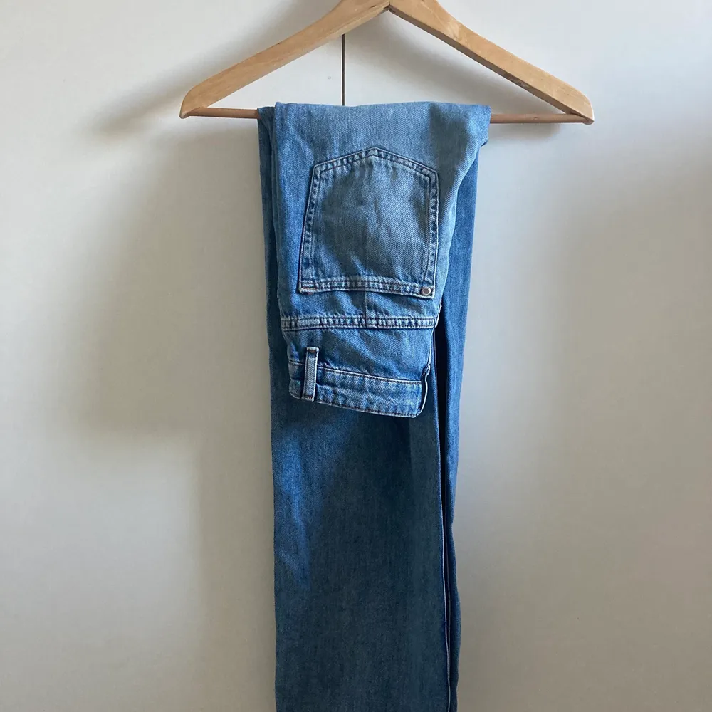 Ett par snygga highwaisted jeans som fortfarande är i bra skick och såå sköna!! Har lite slitningar längst ner (kontakta privat för bilder) Tror att de är från Gina tricot💗. Jeans & Byxor.