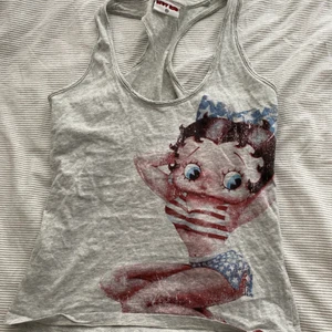 betty boop linne - linne med betty boop tryck! trycket är slitet men annars är tröjan i bra skick:)