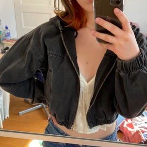 UO jacka - Jacka från Urban outfitters köpt för några år sen. Cropped modell, felfri.