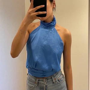Satintopp - Jättefin blå satintopp från gina tricot. Knäpps med knappar i nacken och knyts i ryggen.🌸 stl 34