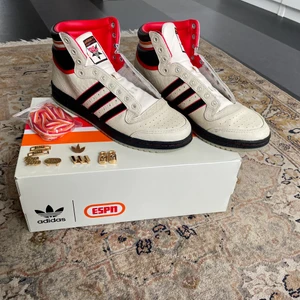 Adidas x ESPN Top ten high - Svin goa Adidas skor. Collab mellan Adidas och ESPN. Skicket är i 6/10, mindre skrapor på utsidan och missfärgningar på tungan från snörena men annars perfekta inuti. Alla orginal tillbehör medkommer.