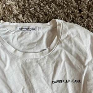 Calvin Klein longsleeve - Stl S. Tryck på vänster arm och över bröstet, bomull