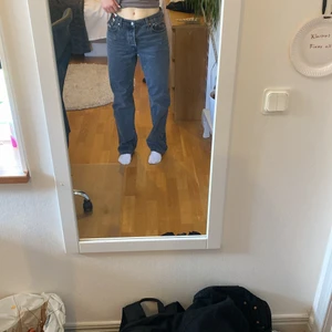 Levis 501 - Supersnygga trendiga levis 501 i färgen grå. Mid raise och straight fit. Oanvända. Inköpta för 1200 men säljer då det tyvärr var för stora. 