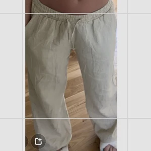 Linnebyxor - Säljer mina fina linne byxor som är helt slutsålda .Säljer för jag har redan ett par,jätte fina passar mig som är 1,61 jätte bra och alldrig andvända .Dom är i st xs från lindex.