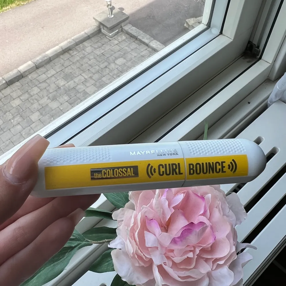 Säljer denna mascara från MAYBELLINE.    Råka beställa hem 2 st , helt ny inte använt.    köptes från kicks för 159kr men säljer för 100kr. Övrigt.