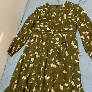 Klänning  -  Jag vill sälja den för att den passar inte mig den är för stor för mig.