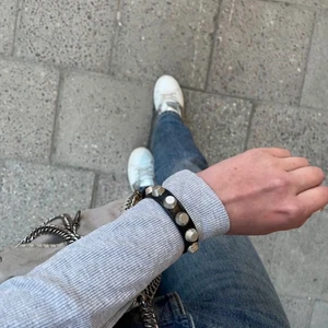 Armband med nitar - Superfina armband med nitar. Finns både i guld och silver. Armbanden är justerbara och finns fortfarande i lager. 🤍