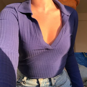 Ribbad blå tröja - Klarblå/mörkblå. Knappt använd