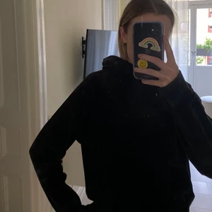 Hoodie i sammet från Weekday - Fin hoodie i sammet från Weekday i storlek S. Köparen står för frakt 💕 