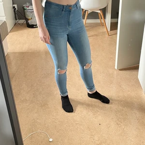 Jeans  - Molly jeans från gina tricot i stolek M som nu säljs för 50 +frakt