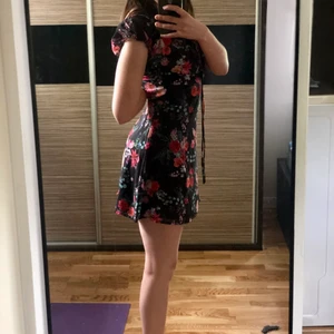 Summer dress  - shipped from the us. Jag tycker om den men den är lite stor vid bysten för mig. Använd endast en gång för att prova den 