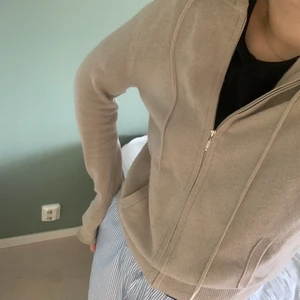 Soft goat - Super fin kofta från soft goat i 100% kashmir, Intresserad av att byta mot en mörkgrå! Eller sälja för 1450❣️❣️❣️