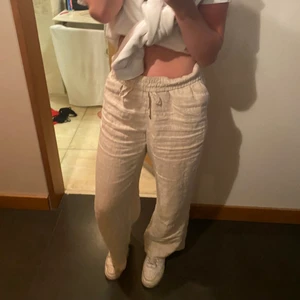 Slutsålda linnebyxor  - Säljer dessa slutsålda linnebyxor från hm, endast använda ett par gånger. Köparen står för frakten!