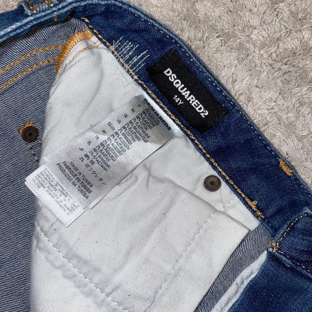 Dsquared2 tjej byxor 12 y sitter bra för mig som bär S och för mig som bärde xs. I toppskick som ny, superfina.. Jeans & Byxor.