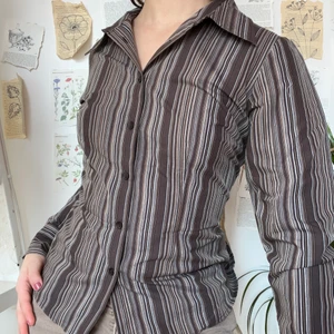 Brun strupe skjorta - Brun stripe skjorta! Perfekt över en bikini eller över en mindre topp till sommaren. Passar med allt. Storleken är 40 (M) men sitter snyggt och lite pösigt på mig som vanligtvis bär S! Plagget är i gott defetfritt skick. Frakt kostar 57kr. 