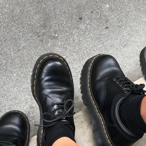 SÖKER - Söker ett par dr martens antingen 1461 eller 8053 i storlek 39-40