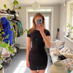 Zara klänning - Helsvart ribbad Zara klänning använd 1 tillfälle. Sitter bra och är i stretchiga tyg🥰 Lätt att styla och ett perfekt basplagg till garderoben 💗 storlek s men passar även mig som är 180