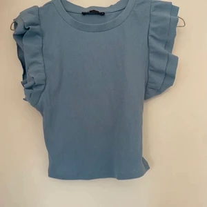 Blå zara volangtopp - Lägger ut igen pga oseriös köpare!💕 säljer min fina blåa volang topp från zara i storlek s. Knappt använd och är i väldigt fint skick. Säljer för 90+frakt på 66kr❤️ om fler blir interesserade blir det budgivning!