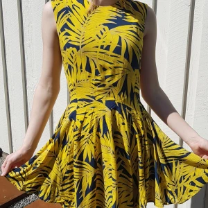 Klänning i strl 34 från H&M  - Denna underbara klänning är a-linje formad och har en dragkedja bak. Inget stretchugt tyg men lätt och härlig med underklänning. Använd ett par gånger och detta plagg har varit så så älskat. Hel och fin, går att stryka på låg värme. Storlek 34 från H&M. Är gul och blå.