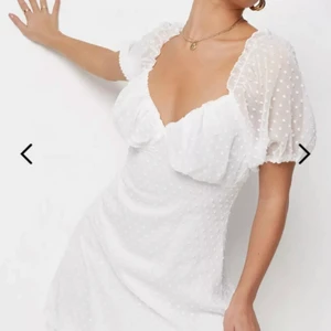 Vit studentklänning 36 - Jättefin vit klänning från missguided! Passar perfekt nu till studenten eller som fin sommarklänning. Säljer för att jag hittade en annan. Snabb affär och pris går att diskutera!🥰 