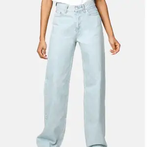 Säljer dessa jeans från junkyard i storlek 27, skulle säga att de sitter som storlek 36. De är uppsydda så att de sitter lagom på mig som är 163 cm. Köparen står för frakt💗
