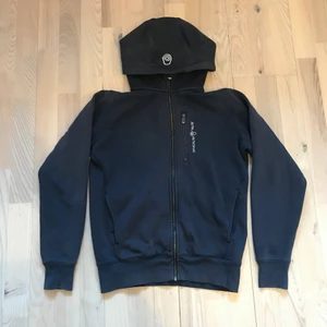 Sail Racing zip up hoodie. - En Sail Racing Zip up i fint skick. Skick=8/10 Storlek=Xs. Köpt 2018 I Sail Racing butiken. Kan skicka fler bilder vid intresse. Pris kan diuskuteras.