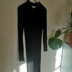Ribbad klänning  - Supersnygg svart ribbad kroppsnära klänning. Dragkedja hela vägen. Kommer tyvärr inte till användning. 