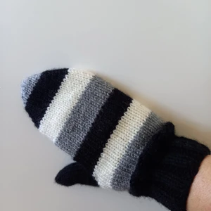 Nya randiga stickade vantar stl S/M - Nya sköna och unika vantar för kalla dagar. Bredrandiga i svart, vitt och grått med svarta muddar och svarta tummar. Stickade i garn som inte är stickigt. Kan tvättas i 40 grader.