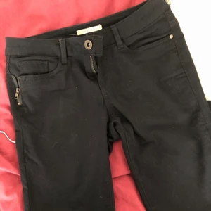 Esprit navy byxor - Fantastiska byxor i navyblå som användes mindre än 10 ggr. Dragkedja vid anklar. Lite stretchiga. Extremt fint material. Storlek I 38, F 36, US 4, UK 8.