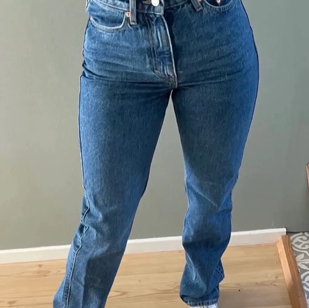 Jättefina blåa jeans från Weekday i modellen Rowe🌟 i toppenskick, nypris 600 kr. bilderna är lånade, pris kan diskuteras! Köpare står för frakt☺️ . Jeans & Byxor.