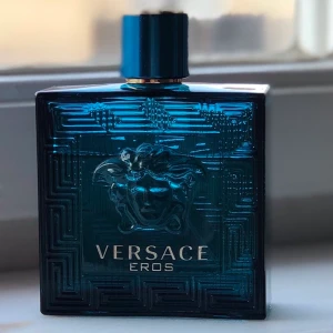 Versace Eros - 100ml Versace Eros, den är använd men mycket mycket kvar! Skriv för bättre bilder hur för att se hur mycket det är kvar! Mycket bra skick, ingen skada eller nånting! Säljer pga att den inte kommer till användning av mig! Vill inte ha kvar den :) ❤️ pris kan diskuteras!